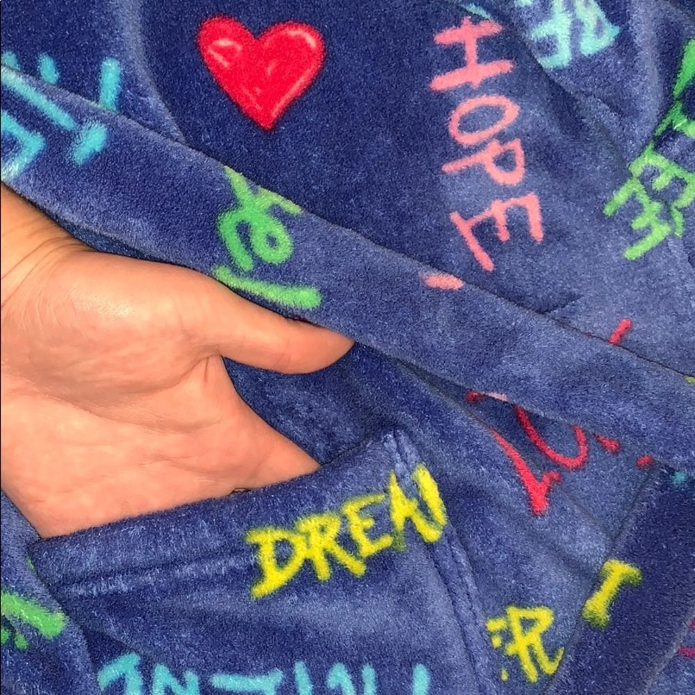 Robe - Picture 2 of 3